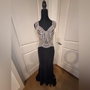 Jovani Elegant Black and White Backless Gown Size 4